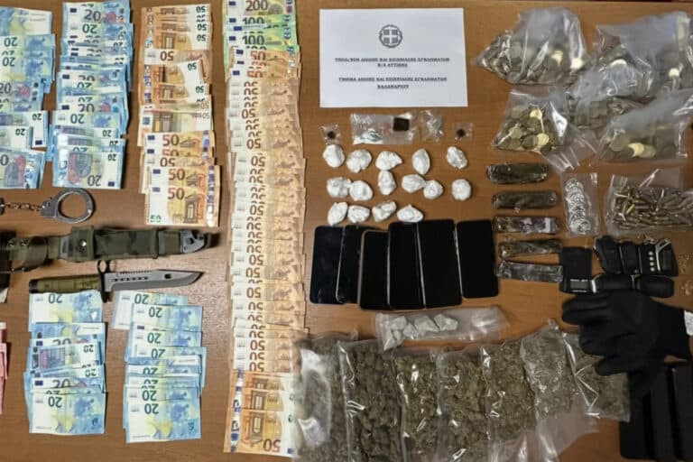 Επιχείρηση της ΕΛ.ΑΣ. στο Χαλάνδρι: Εξιχνιάστηκε απόπειρα ληστείας – Κατασχέθηκαν ναρκωτικά και όπλα