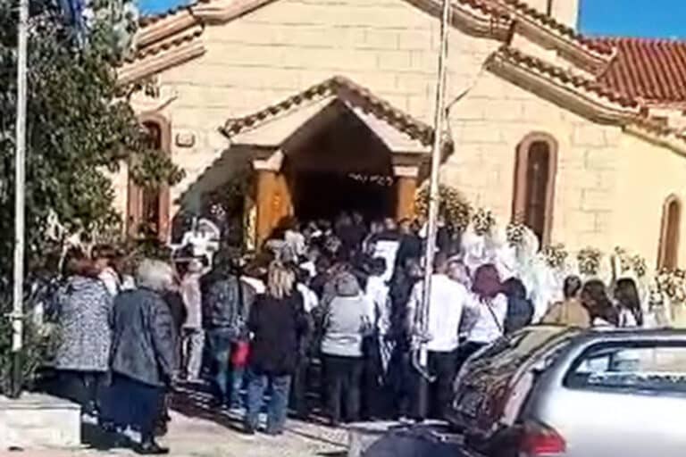 Χαλκίδα: Θρήνος στην κηδεία του 20χρονου Μάριου – Φορούσαν όλοι λευκά, επτά μαχαιριές «δείχνει» η εξέταση (βίντεο)