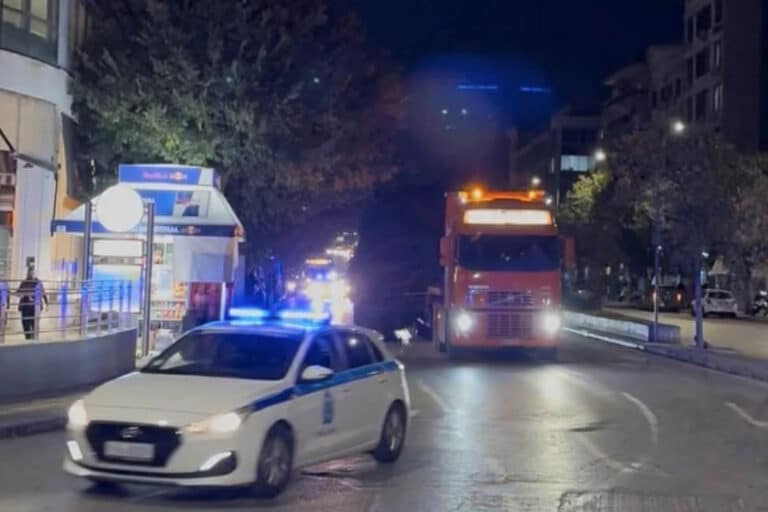 Θεσσαλονίκη: Με συνοδεία περιπολικών έφτασε το Χριστουγεννιάτικο δέντρο στην Πλατεία Αριστοτέλους (βίντεο)