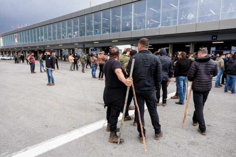 Άνοιξε ξανά το αεροδρόμιο του Ηρακλείου – Αποχωρούν οι αγρότες (βίντεο)