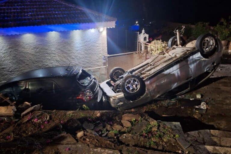 Απίστευτο τροχαίο στο Αγρίνιο: Αυτοκίνητο αναποδογύρισε και «πάρκαρε» μέσα σε αυλή σπιτιού