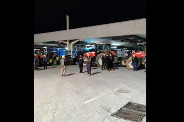 Κιλκίς: Αγρότες έσπασαν τον αστυνομικό φραγμό και απέκλεισαν το τελωνείο των Ευζώνων (βίντεο)