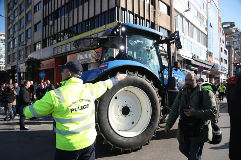 Κλιμακώνουν τις κινητοποιήσεις οι αγρότες: Διαμαρτυρίες σε γραφεία βουλευτών της ΝΔ, χιλιάδες τρακτέρ στα μπλόκα (βίντεο)