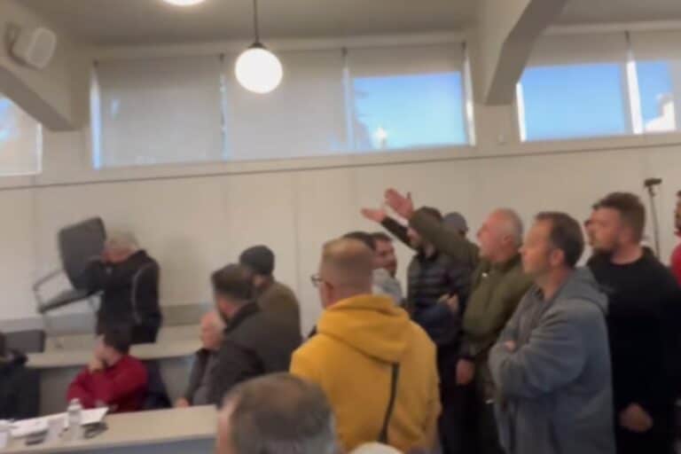 Αγρότης εκσφενδόνισε καρέκλα στο περιφερειακό συμβούλιο Πελοποννήσου (βίντεο)