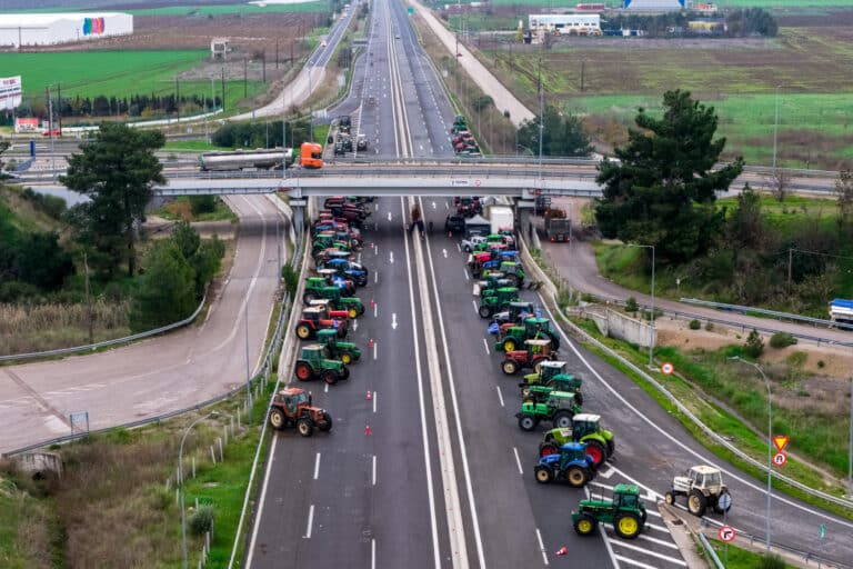 Αγρότες: Ημέρα αναδιάταξης στα μπλόκα για τη διέλευση των εκδρομέων – «Αγκάθι» οι εκτροπές κυκλοφορίας
