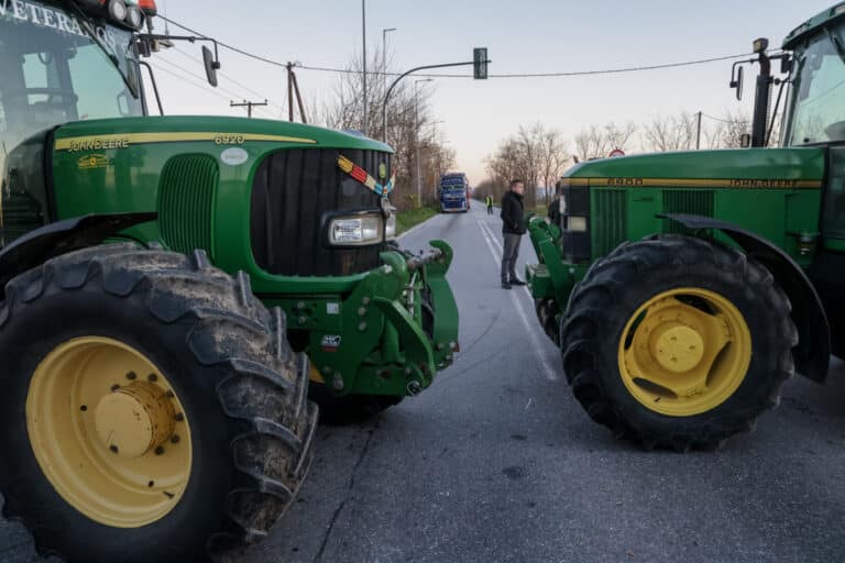 Αγρότες και κτηνοτρόφοι προχωρούν σε 48ωρο αποκλεισμό του Προμαχώνα για τα φορτηγά 