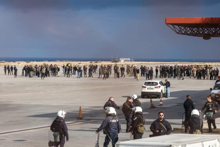 Κρήτη: Έκλεισε το αεροδρόμιο Ηρακλείου – Αγρότες μπούκαραν στην πίστα (εικόνες) 