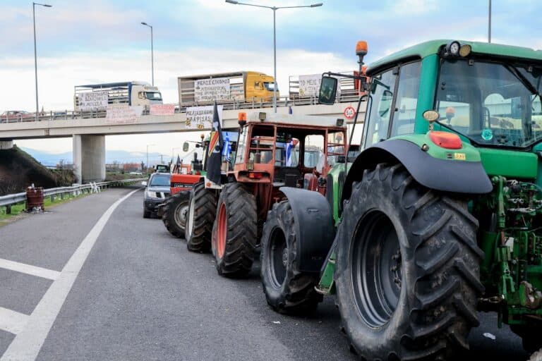 Στις 15:00 η κυβερνητική απάντηση στους αγρότες: «Υπάρχουν όρια που δεν μπορούν να ξεπεραστούν»