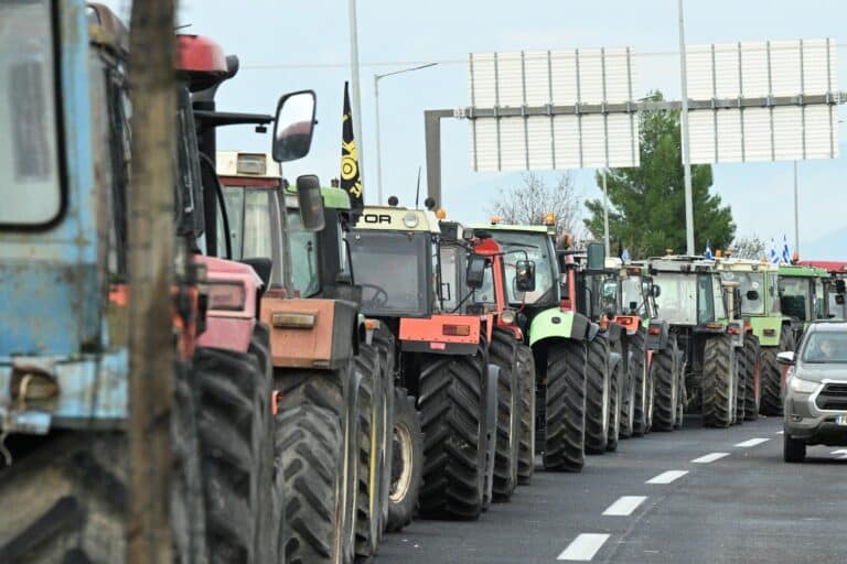Αγρότες έστησαν μπλόκα στη Θήβα και έκλεισαν την Εθνική οδό – «Μένουμε μέχρι να δικαιωθούμε»