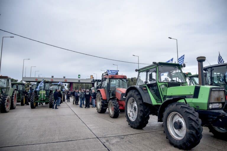 Αγρότες κλείνουν τη διέλευση φορτηγών σε Ευζώνους και Προμαχώνα