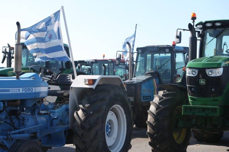 Αγροτικά μπλόκα φέρνουν εκτροπές και περιορισμούς στον αυτοκινητόδρομο Α.Θ.Ε.