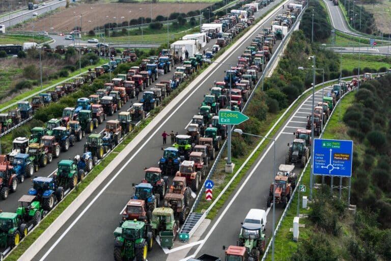 Αγρότες: Κλιμακώνονται οι κινητοποιήσεις – Πάνω από 4.000 τρακτέρ στη Θεσσαλία, κλείνουν σήμερα και το τελωνείο του Προμαχώνα