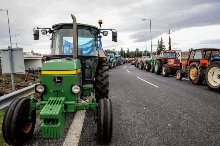 Αγροτικές κινητοποιήσεις: Μπλόκα στην Εθνική Οδό, απόβαση στον Βόλο και στο «βάθος» αποκλεισμός των Τεμπών