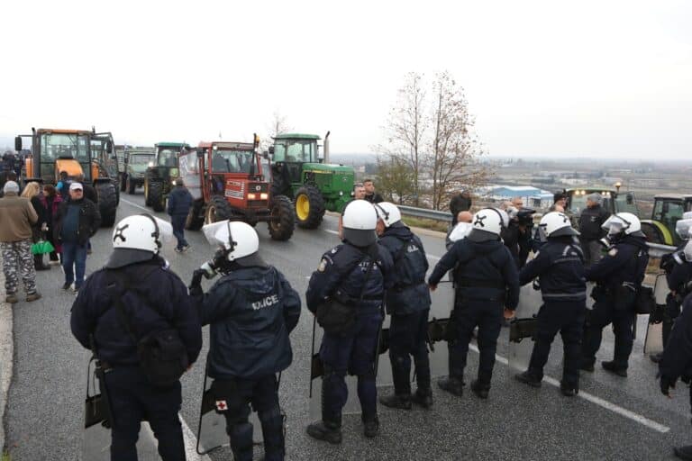 Θεσσαλονίκη: «Μπλόκα» της ΕΛ.ΑΣ. για να μην φτάσουν τα τρακτέρ σε Εγνατία Οδό και κόμβο αεροδρομίου – Αποφασισμένοι για κλιμάκωση οι αγρότες