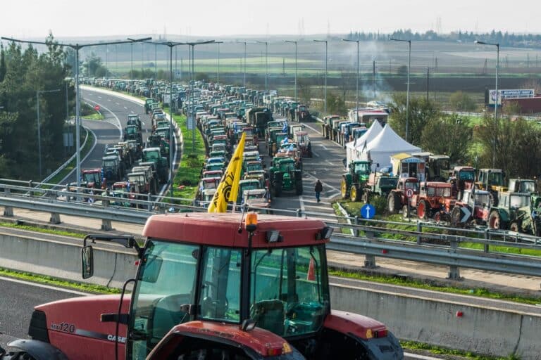 Αγρότες απέκλεισαν ξανά το τελωνείο των Ευζώνων – Πάνω από 150 τρακτέρ στο σημείο, παραμένουν τα μπλόκα στα διόδια των Μαλγάρων