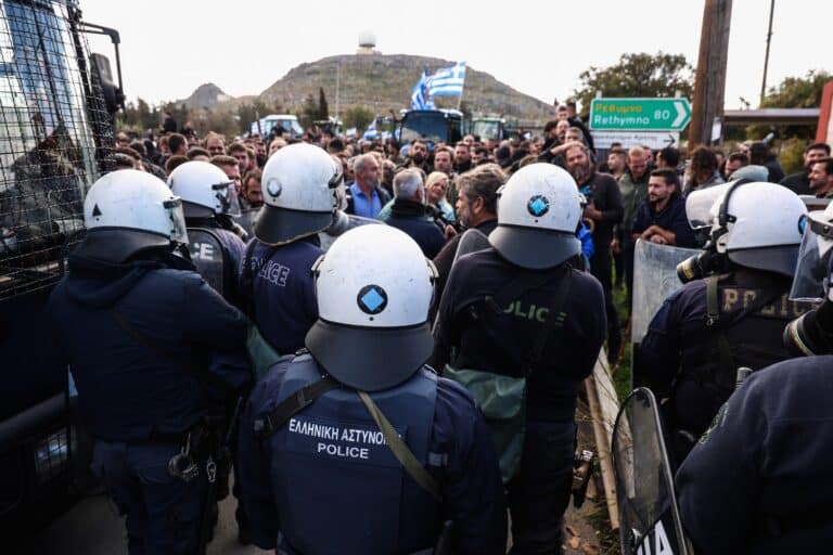Αγροτικά μπλόκα: Οι άγριες συγκρούσεις της Κρήτης, η στάση των Θεσσαλών και η απόβαση στο λιμάνι του Βόλου