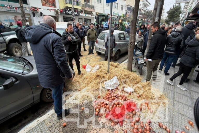 Έβρος: Αγρότες πέταξαν σανό, γάλα και κρεμμύδια έξω από γραφεία βουλευτών (βίντεο)