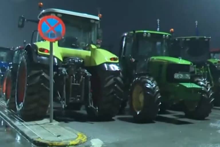 Έκλεισαν το τελωνείο Ευζώνων οι αγρότες – Σε ποια οχήματα επιτρέπεται η διέλευση (βίντεο)