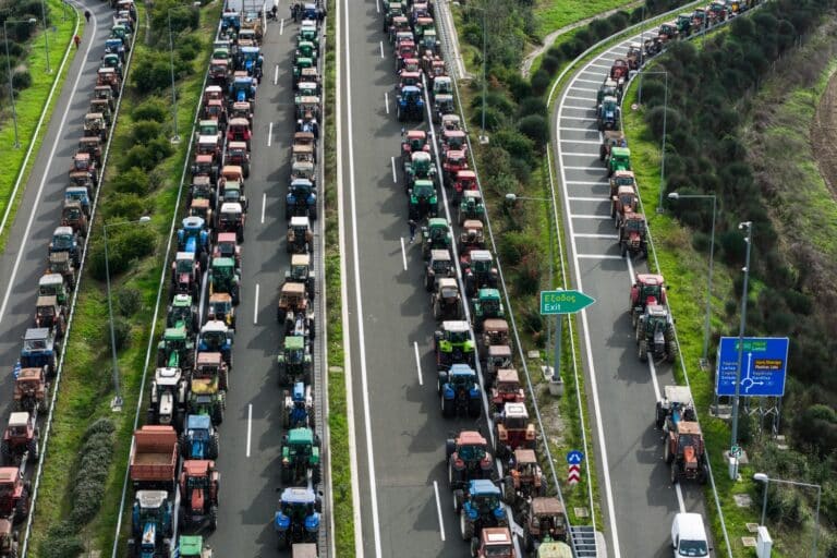 Κλιμακώνουν τις κινητοποιήσεις τους οι αγρότες: Πάνω 5.000 τρακτέρ «σπάνε» στα τρία τη χώρα – Πού είναι κλειστοί οι δρόμοι