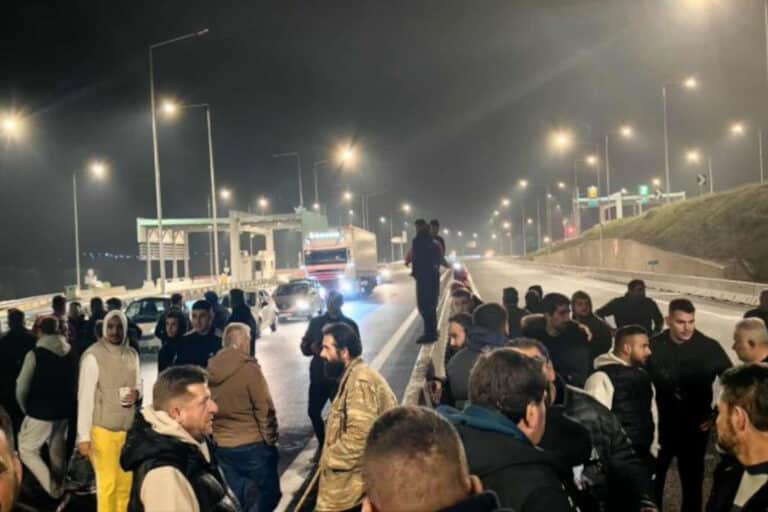 Κάτω Αχαΐα: Πεζοί αγρότες έκλεισαν την Πατρών-Πύργου