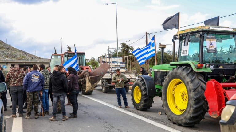 Ανυποχώρητοι οι αγρότες στην Κρήτη: Και δεύτερη νύχτα εντός του αεροδρομίου Χανίων – Ο Εισαγγελέας ζητά ποινικές διώξεις