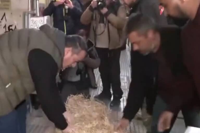 Αγρότες πέταξαν σανό έξω από τα γραφεία βουλευτών της ΝΔ στη Λάρισα (βίντεο)