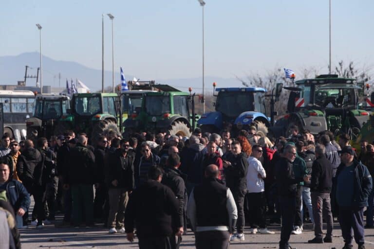 Απολογούνται την Πέμπτη (4/12) οι συλληφθέντες αγρότες για τα επεισόδια – Άνοιξε η ΠΑΘΕ στο ύψος των Μαλγάρων