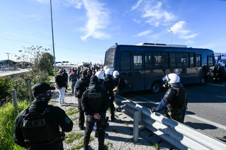 Επεισόδια με χημικά στην Πάτρα ανάμεσα σε αγρότες και ΜΑΤ – Δεν τους άφησαν να πλησιάσουν τη γέφυρα Ρίου-Αντιρρίου (βίντεο)