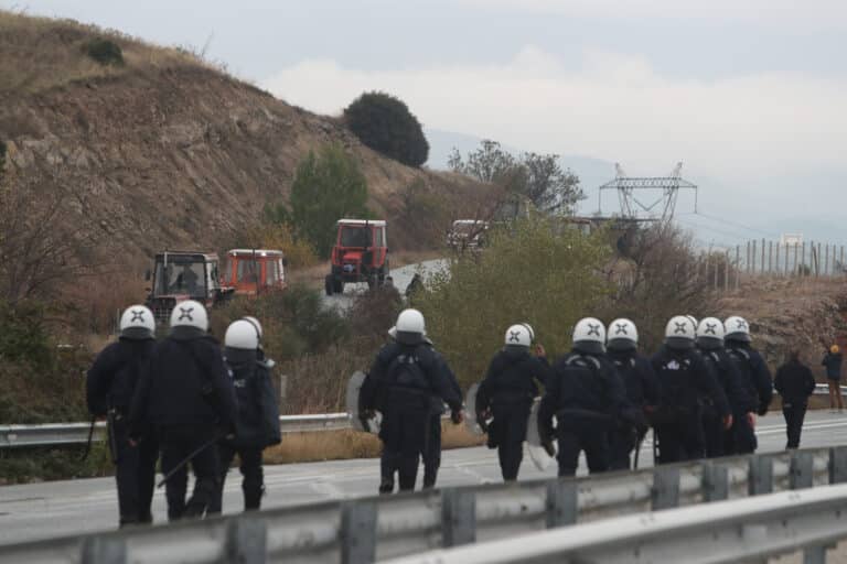 Αγρότες αναζητούν περάσματα προς τον Προμαχώνα – Η πορεία των τρακτέρ σταμάτησε στο δεύτερο μπλόκο της Αστυνομίας