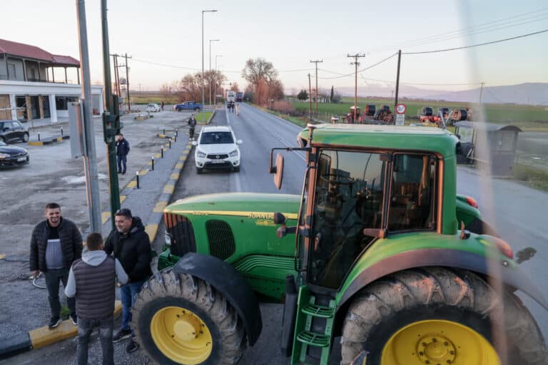Οι αγρότες χαμηλώνουν ρυθμούς για την Πρωτοχρονιά και επανέρχονται το 2026 με νέες κινητοποιήσεις – Ποιοι δρόμοι ανοίγουν