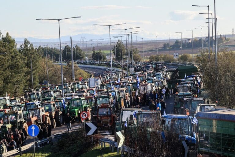 Αγρότες μπλοκάρουν την Παρασκευή το λιμάνι Θεσσαλονίκης – Πώς θα κινηθούν τα μπλόκα σε Δερβένι και Μάλγαρα