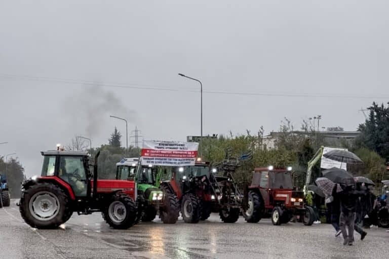 Σκληραίνουν τη στάση τους οι αγρότες – Σχεδιάζουν μπλόκα μέχρι τις γιορτές 