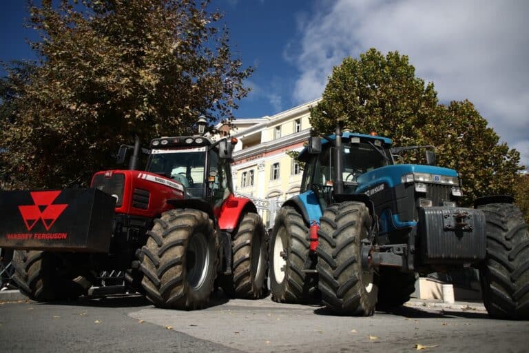 Σκληραίνουν τη στάση τους οι αγρότες: Προχωρούν σε αποκλεισμό του λιμανιού της Θεσσαλονίκης και κλιμακώνουν τις δράσεις τους
