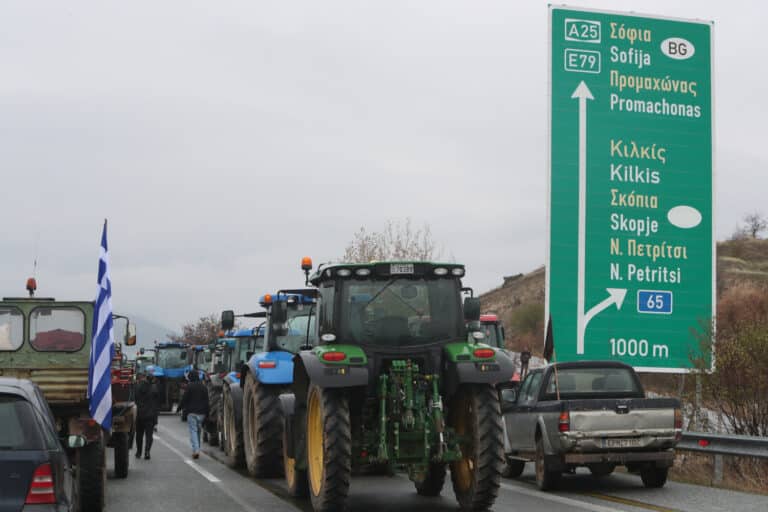 Κοντά στον Προμαχώνα οι αγρότες – Ζητούν να τους επιτραπεί η διέλευση προς τον μεθοριακό σταθμό (βίντεο)