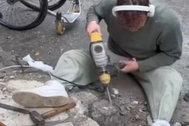 Απίστευτο βίντεο: ΑμεΑ στη Θεσσαλονίκη έφτιαξε μόνος του ράμπα – «Είναι μια αντίδραση αγανάκτησης»