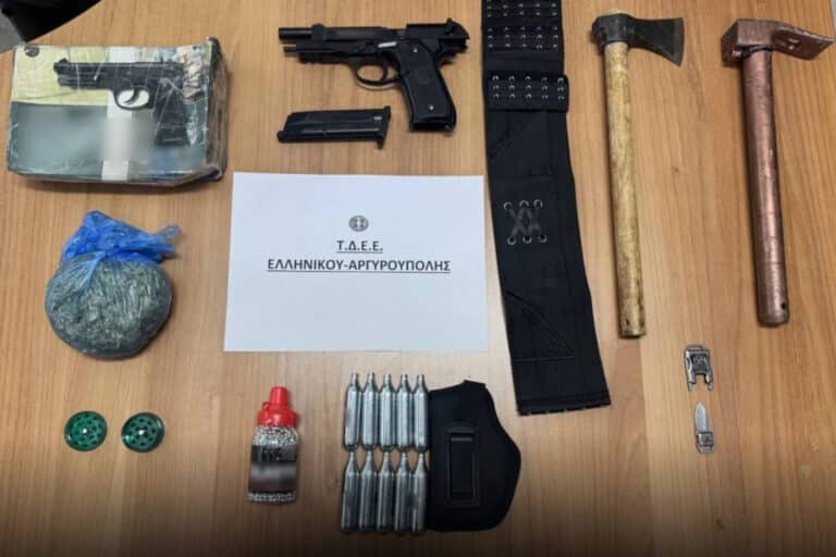 Αργυρούπολη: Ναρκωτικά, σκεπάρνι και αεροβόλο όπλο με χιλιάδες σφαίρες κατείχε ο άνδρας που απείλησε με τσεκούρι άλλον οδηγό