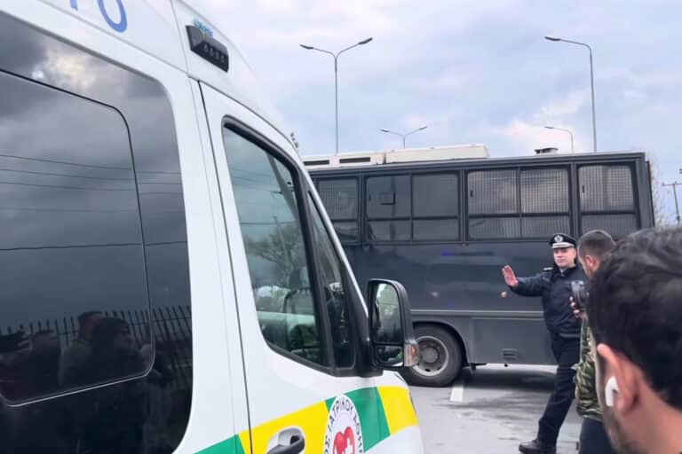 Θεσσαλονίκη: Κλούβες των ΜΑΤ δεν επέτρεψαν σε ασθενοφόρο να περάσει από μπλόκο (βίντεο)