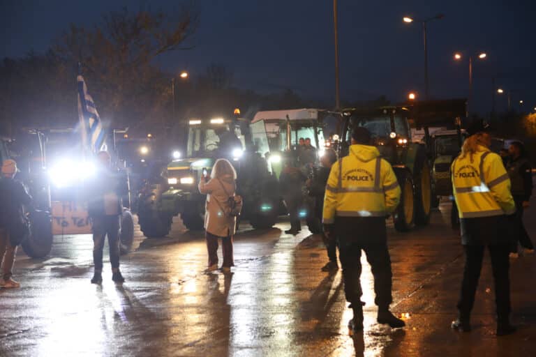 Έφτασαν στον Προμαχώνα οι αγρότες – Δεν θα αποκλείσουν το τελωνείο προς το παρόν (βίντεο)