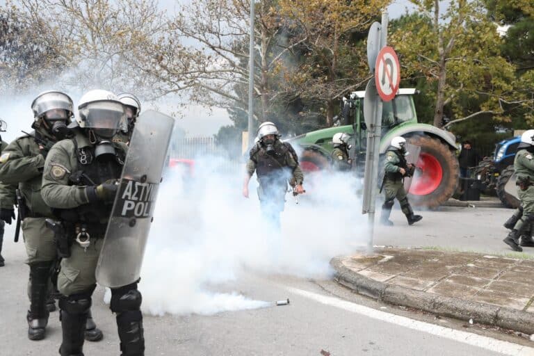 ΕΑΥΘΕΣ για αγροτικές κινητοποιήσεις: «Η κυβέρνηση αντί να βρει λύσεις βάζει την Αστυνομία στην πρώτη γραμμή»