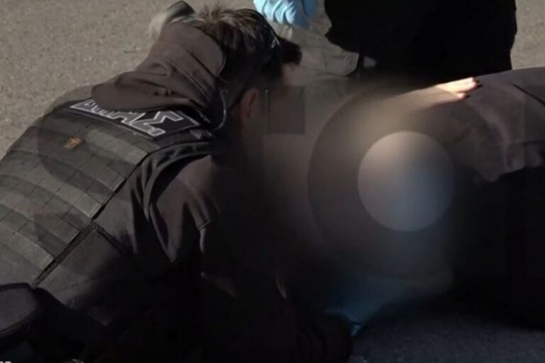 Πατησίων: Αστυνομικός «ξάπλωσε» δίπλα σε τραυματία τροχαίου για να τον σώσει – Παραλίγο να τον χτυπήσει μπετονιέρα (βίντεο)