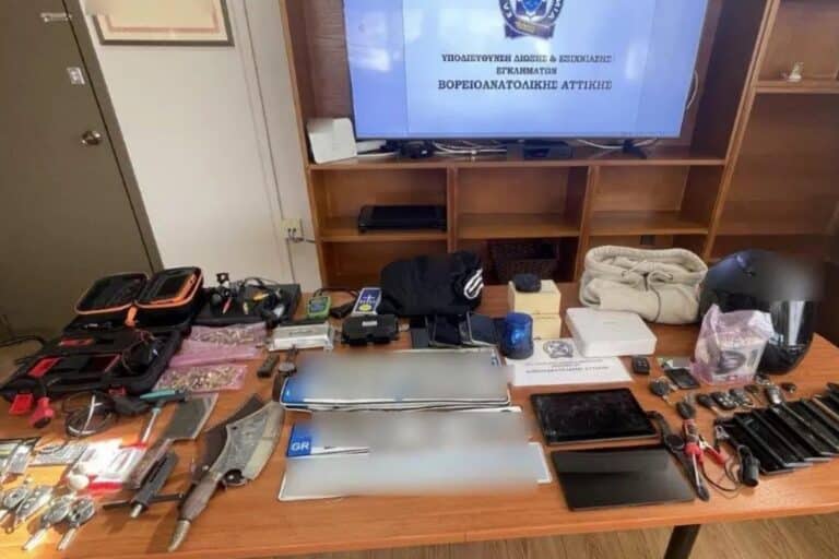 Αττική: Χειροπέδες σε δύο άτομα που επιτέθηκαν και έκλεψαν 180.000 ευρώ από υπάλληλο εταιρείας – Είχαν συλληφθεί άλλες 19 φορές στο παρελθόν