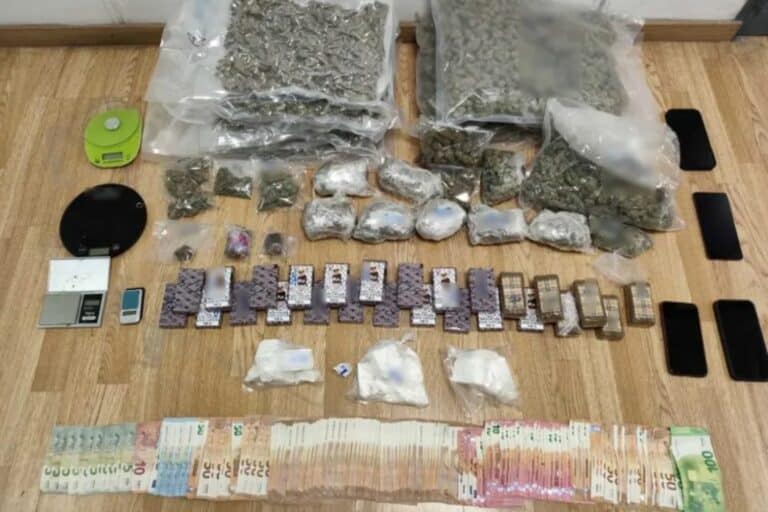 Αττική: Συνελήφθησαν τέσσερα άτομα για κατοχή και διακίνηση ναρκωτικών – Κατασχέθηκε πάνω από 9,8 κιλά ακατέργαστης κάνναβης