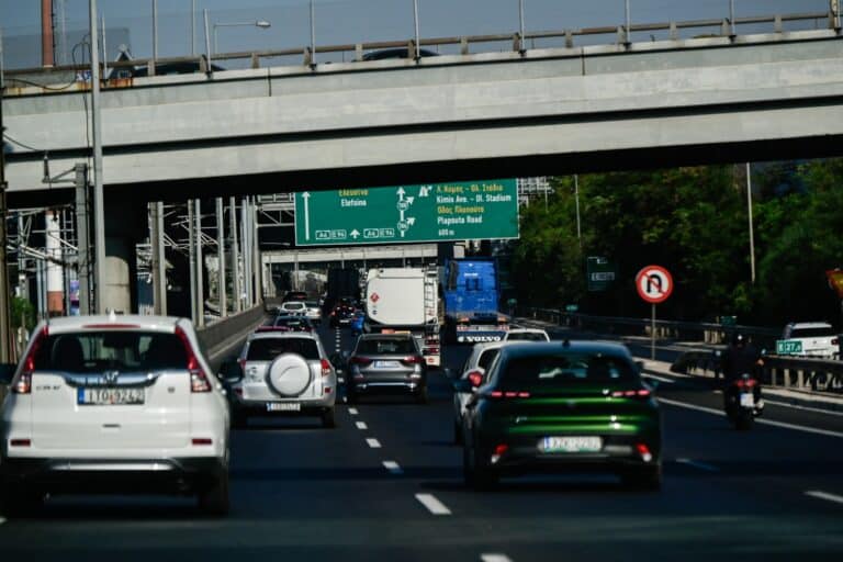 Κίνηση τώρα: Φωτιά σε αυτοκίνητο στην Αττική Οδό – Προβλήματα στην κυκλοφορία
