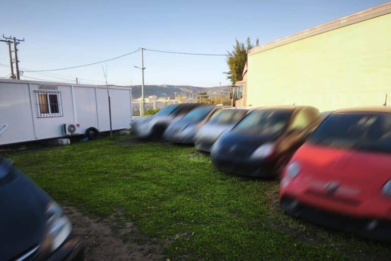 Αττική: Σπείρα έκλεβε αυτοκίνητα, τα παραποιούσε και τα μεταπωλούσε – Χειροπέδες σε τρία άτομα, πώς δρούσαν