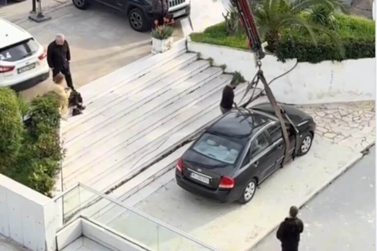 Απίστευτο βίντεο: Ηλικιωμένη κατέβηκε τις σκάλες με το αυτοκίνητο και το πάρκαρε σε είσοδο εμπορικού στη λεωφόρο Κηφισίας