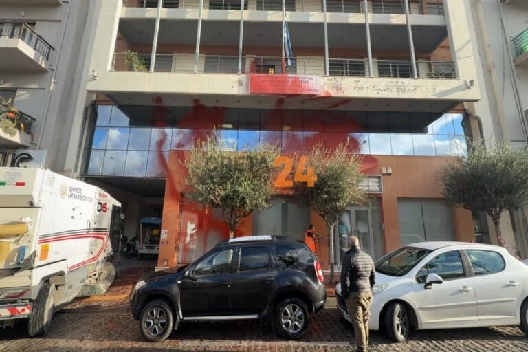 Ηράκλειο: Κουκουλοφόροι έριξαν κόκκινη μπογιά στη Διεύθυνση Αγροτικής Οικονομίας και Κτηνιατρικής