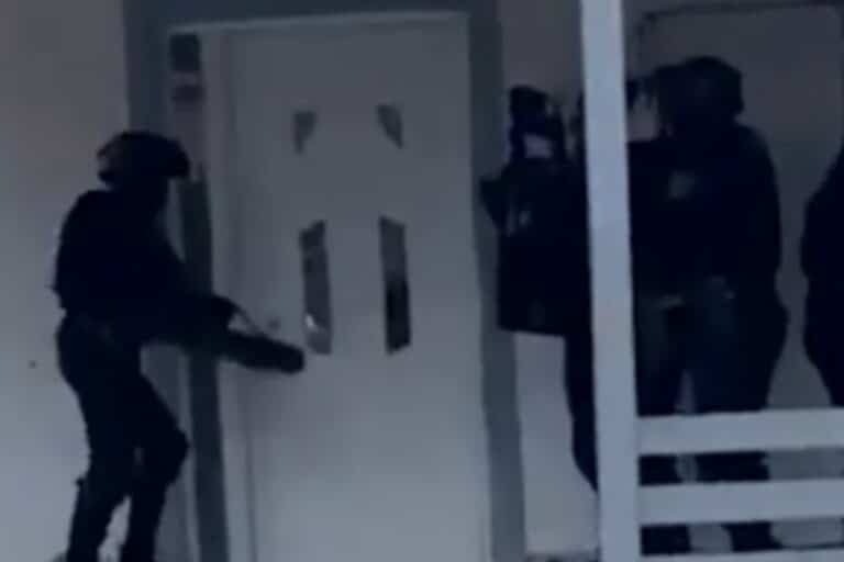 Η έφοδος της ΕΛ.ΑΣ. σε σπίτια της σπείρας που έκανε διαρρήξεις και απάτες στην Αττική (βίντεο)