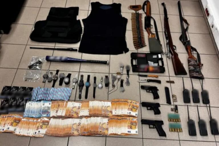 Στα χέρια της ΕΛ.ΑΣ. διεθνής εγκληματική οργάνωση: Εξανάγκαζαν γυναίκες σε πορνεία, είχαν στήσει «φρουτάκια» (βίντεο)