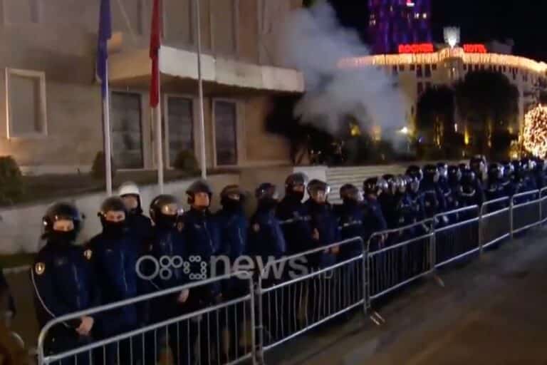 Αναβρασμός στην Αλβανία: Διαδηλωτές πέταξαν μολότοφ στο γραφείο του Ράμα (βίντεο)