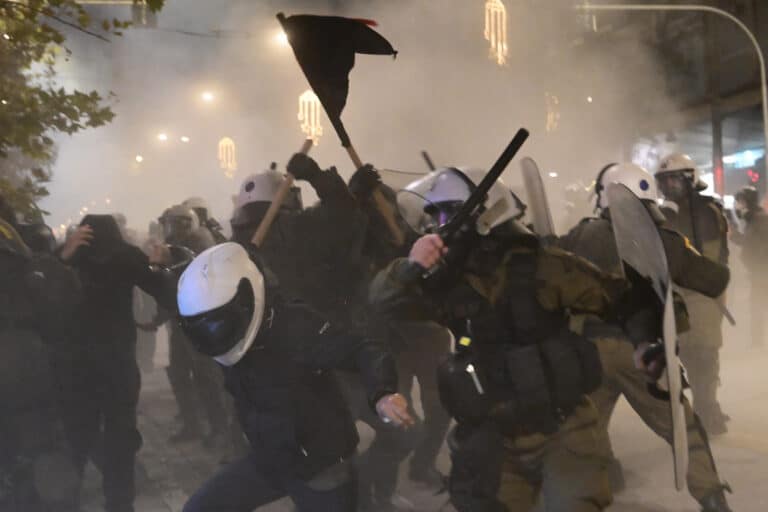 ΕΛ.ΑΣ. για επεισόδια μετά την πορεία στη μνήμη του Γρηγορόπουλου: «400 άτομα επιτέθηκαν στα ΜΑΤ, έγιναν 15 συλλήψεις»